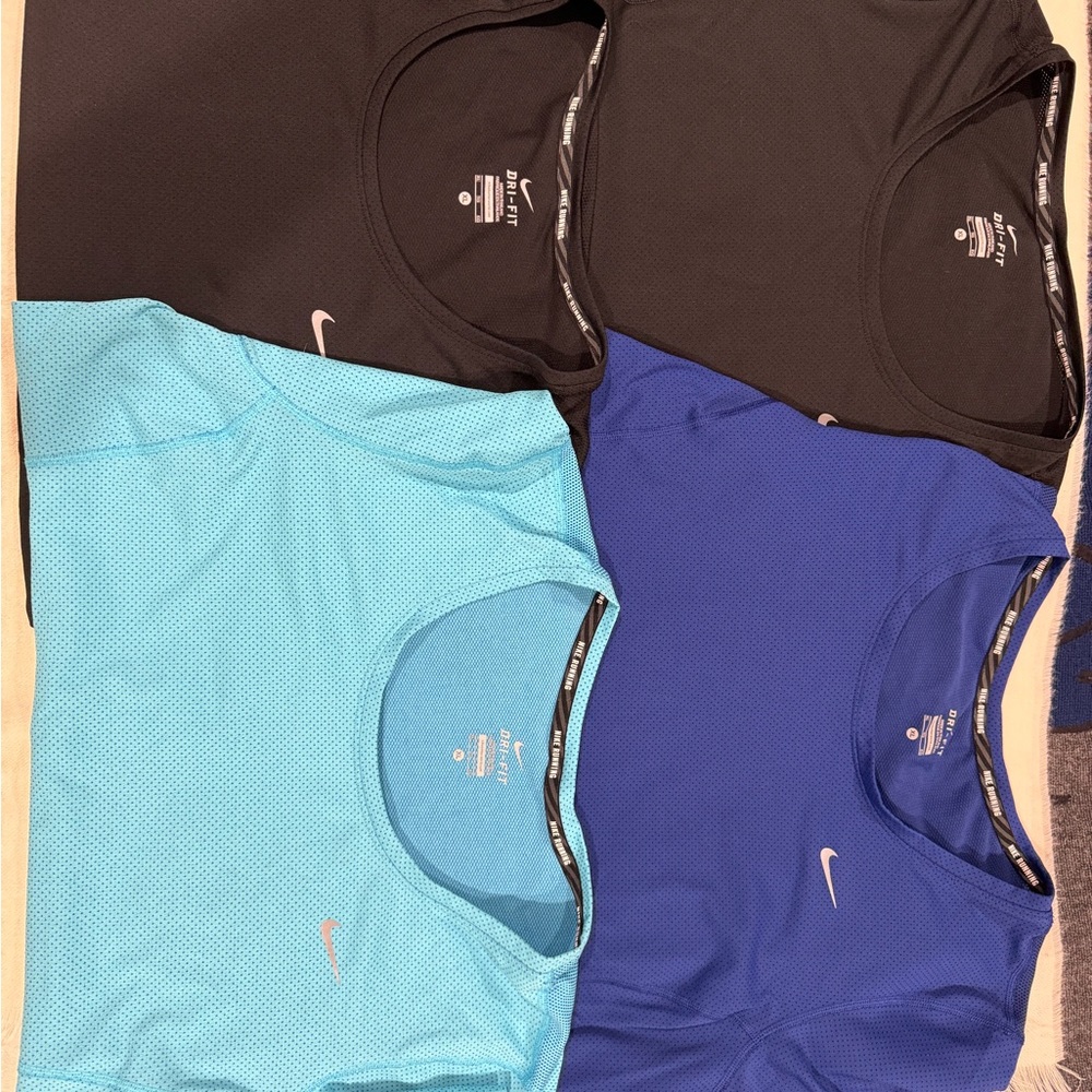 Woman’s Nike running perforated t- shirts, I have total of 4 - SZ XL